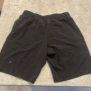 Lulu THE Short Black
- 9” inseam
- Older model Linerless
- Size Large